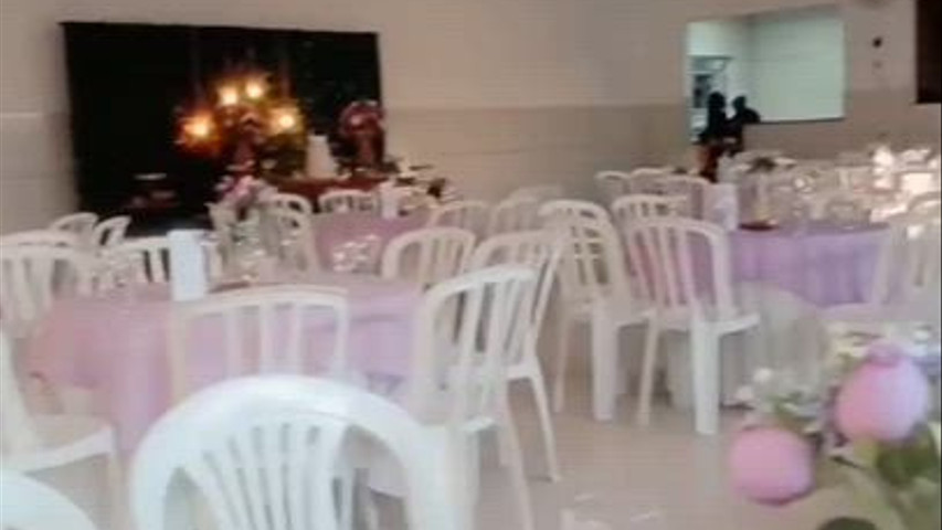 Mesa rústica oval com muro inglês 