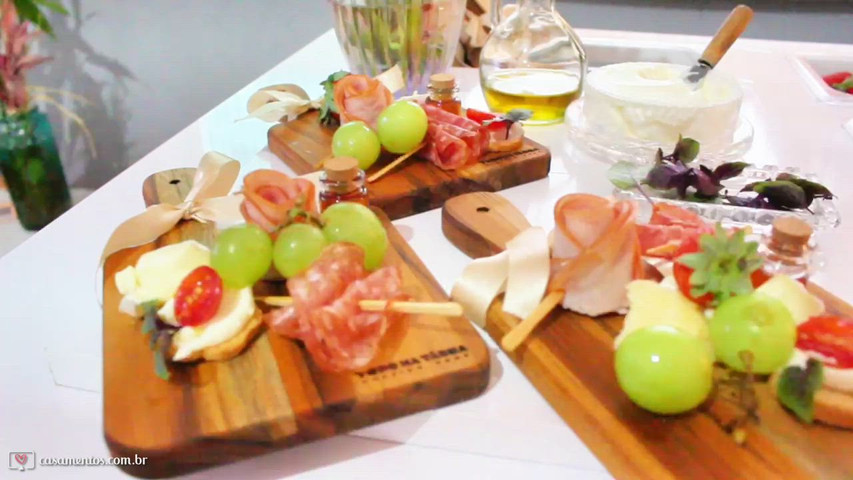 Carrinho gourmet de mini tábuas de frios 