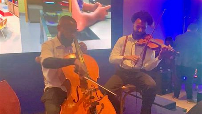 Trio de cordas tocando Wave