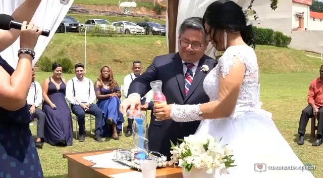 Casamento alegre e emocionante 