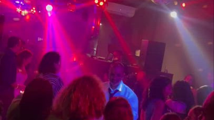 A noivinha pediu que tocássemos funk anos 90