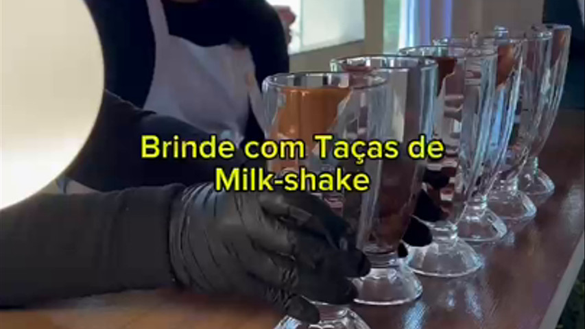 Brinde com Taças de Milkshake