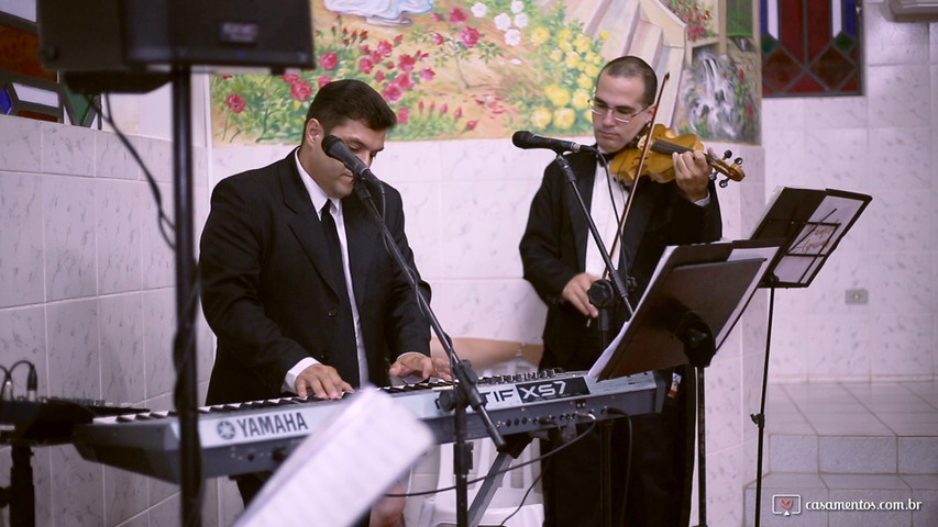 Cerimônia de casamento na igreja, músicos tocando ao vivo Piano e Violino, o tema Forest Gump