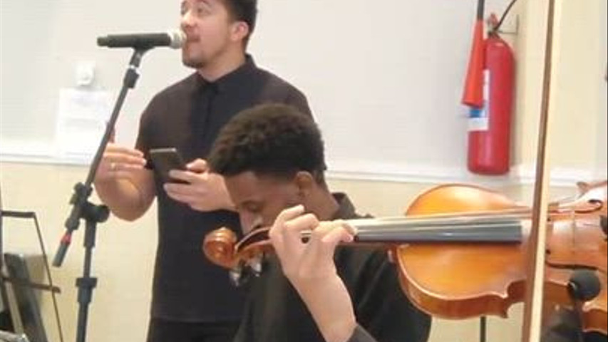 Teclado violino e cantor 
