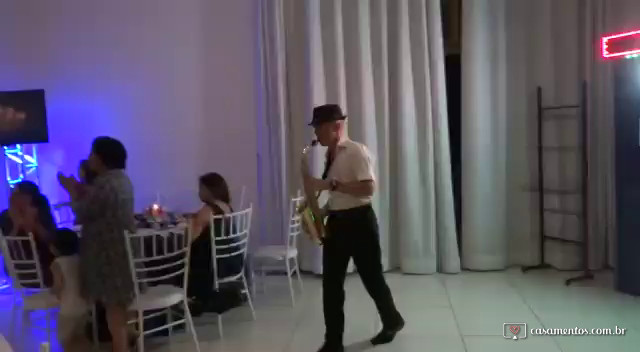 Saxofone... entrada dos noivos na recepção!