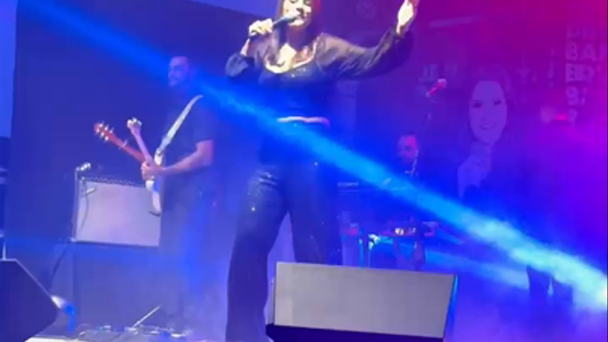 Espaço com palco para bandas 