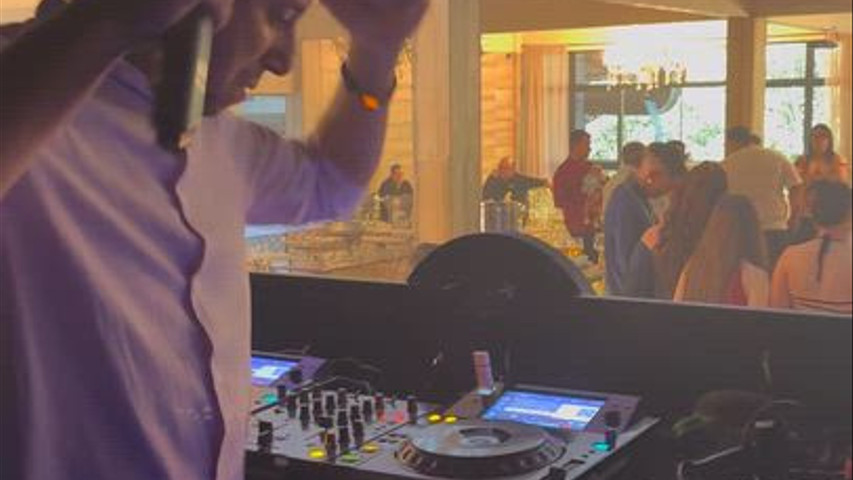 Dj interage com publico 