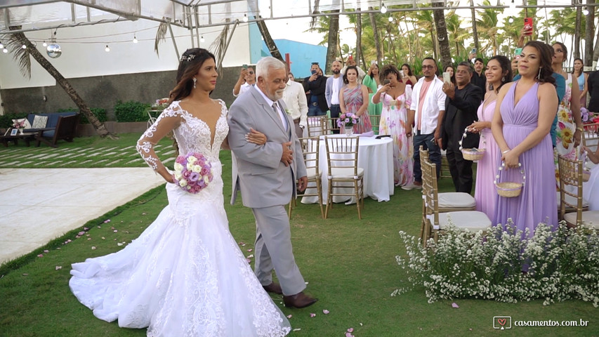 Muita emoção do noivo André na entrada da sua noiva Jessica