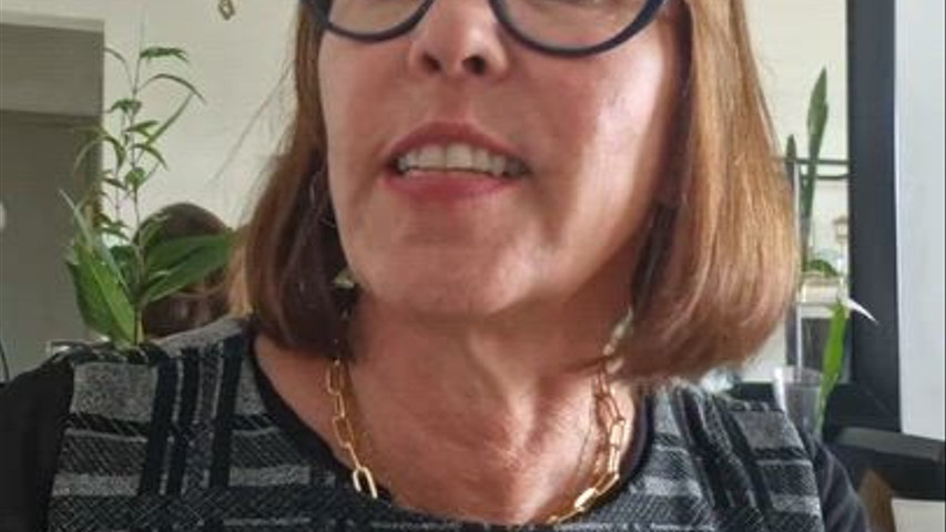 Celebrante Luh Larré 
