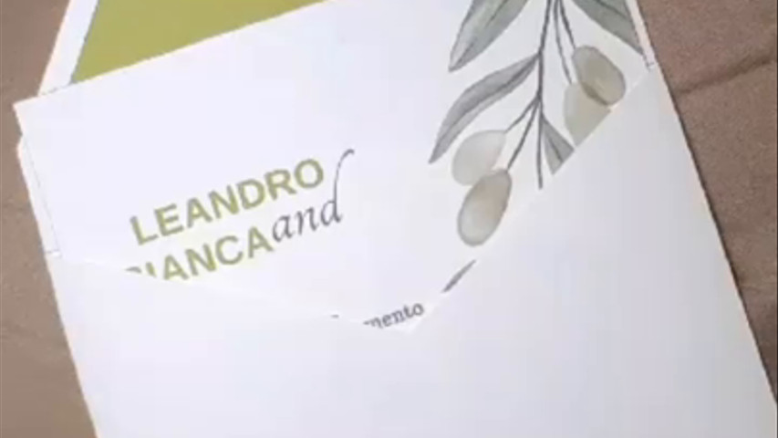 Convite Envelope bico com forro ,verde oliva fechamento com laço 