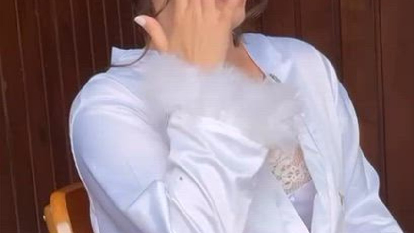 Noiva leticia emocionada