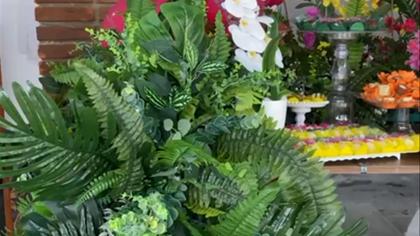 Mesa de doces - Flores permanentes cores tropicais 