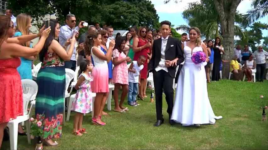 Alegria e Emoção na Cerimônia de Casamento