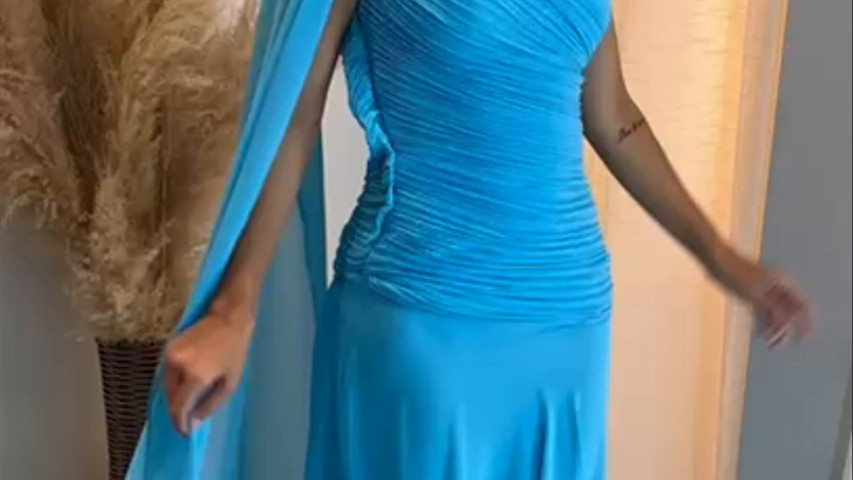 Video com vestido azul de madrinha