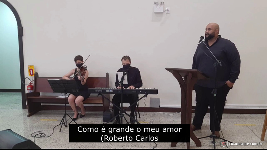 Piano, violino e voz masculina