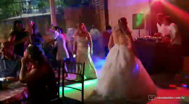 Noiva animada curtindo cada minuto