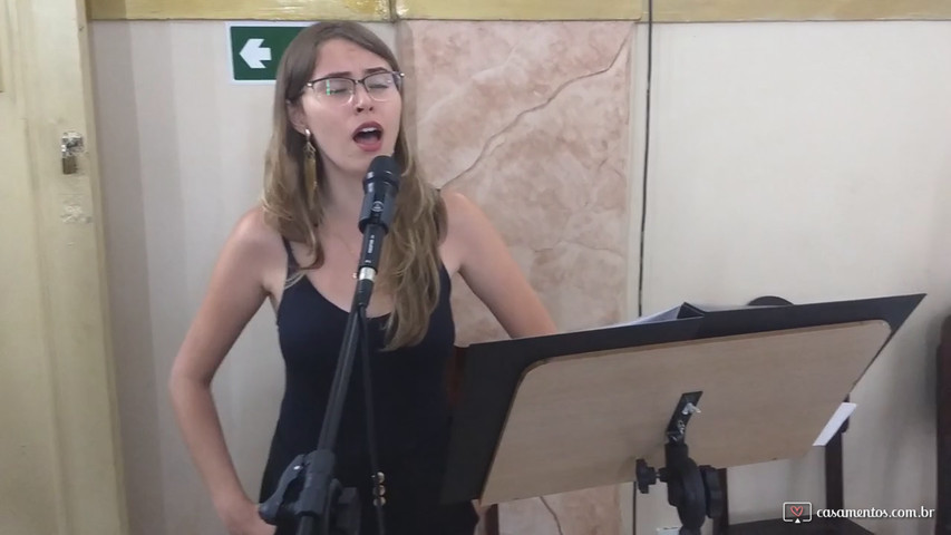 Católica Ave Maria de Schubert com Piano e Cantora Letícia