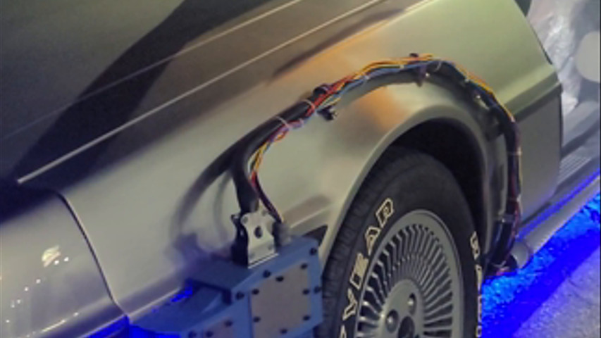 Delorean com as portas abertas, efeito de fumaça