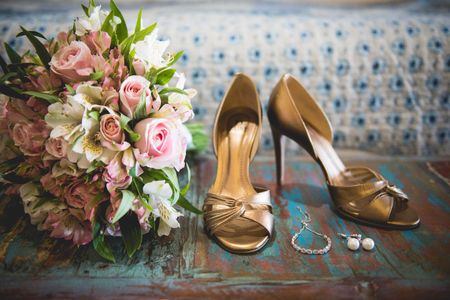 sapatos dourados para festa de casamento