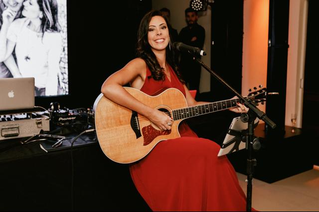 Monica Bezerra - Voz e Violão - 2