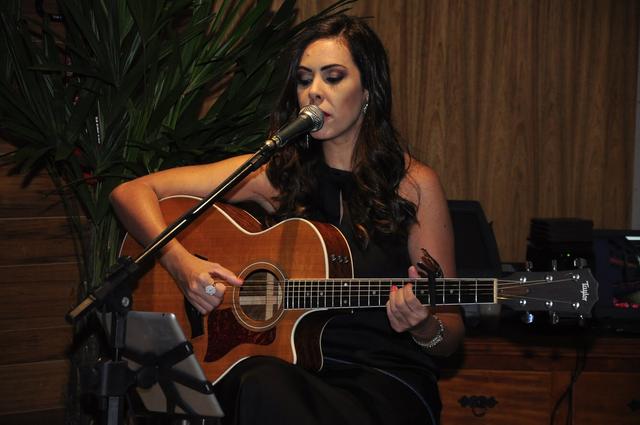Monica Bezerra - Voz e Violão - 3