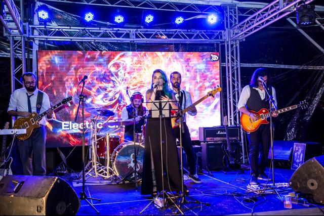 Banda Rocket Moon - 1