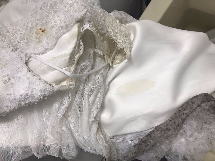 Onde lavar o vestido de noiva? 12