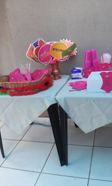 Decoração entrada, com canudos, copos, plaquinhas e espaço pra recadinhos: