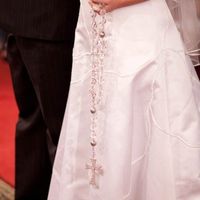 A utilização do terço na cerimônia.