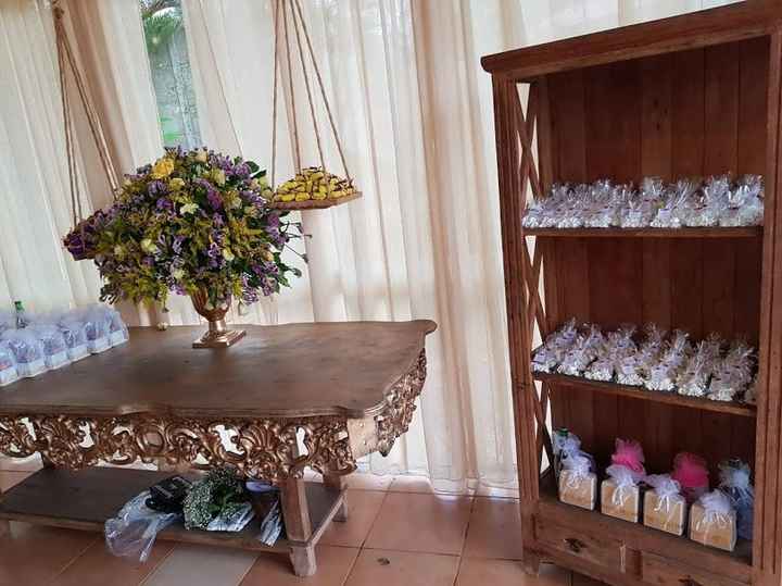Releva a bagunça em baixo da mesa estava montando ainda.. Do lado vazio foi colocado café e biscoito