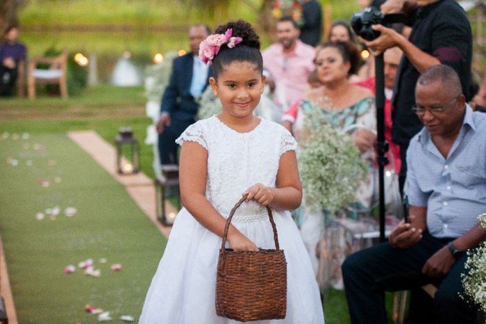 A dama entrou jogando pétalas de rosa