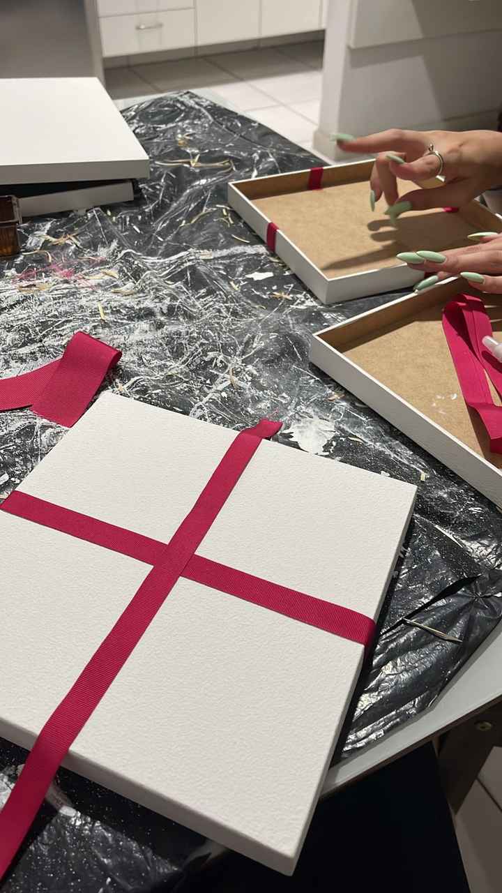 Como foi a aventura de pintar as caixas convites em mdf para padrinhos e pais... com valores - 5