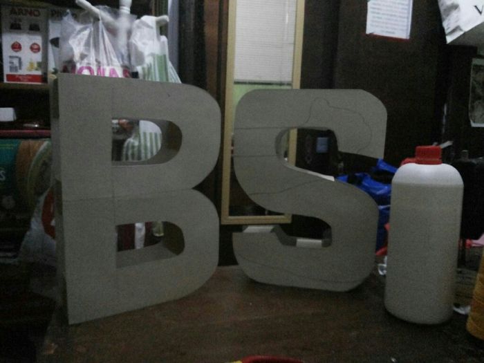 Letras feitas com caixa de papelão para ensaio fotográfico. - 1