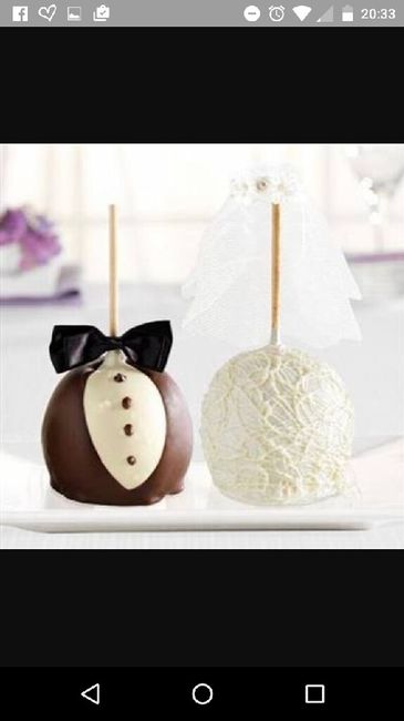 Maçã do amor na mesa de doces - 1