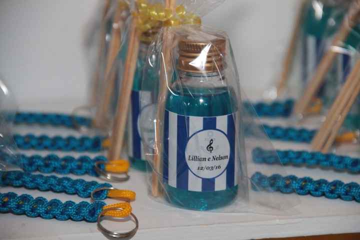 o aromatizador e chaveiro feito com nó para os convidados