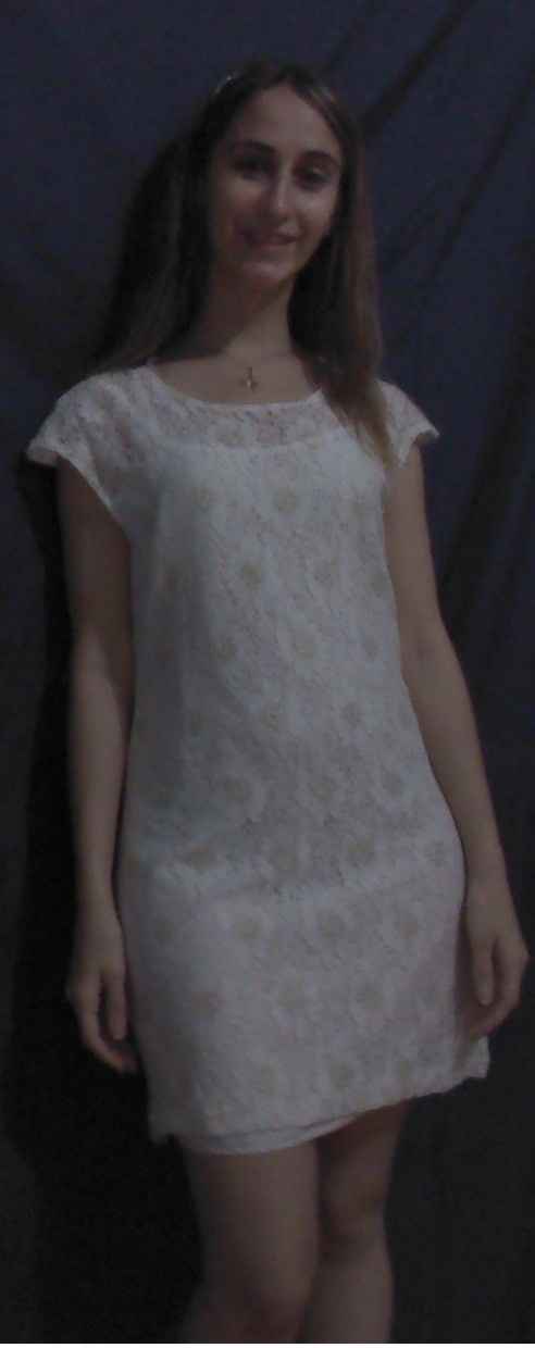 2) Vestido branco e dourado