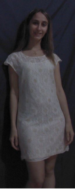 2) Vestido branco e dourado
