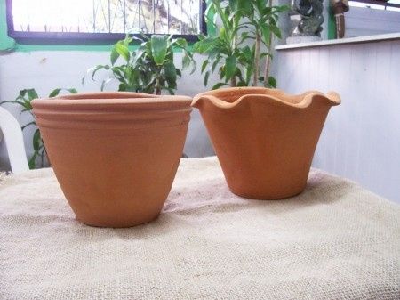 Vasos de cerâmica ondulados nas bordas