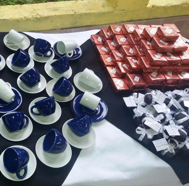 A embalagem meio marron é o bolo bombom