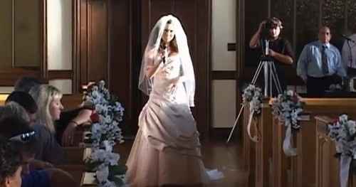 Noiva entra cantando no casamento