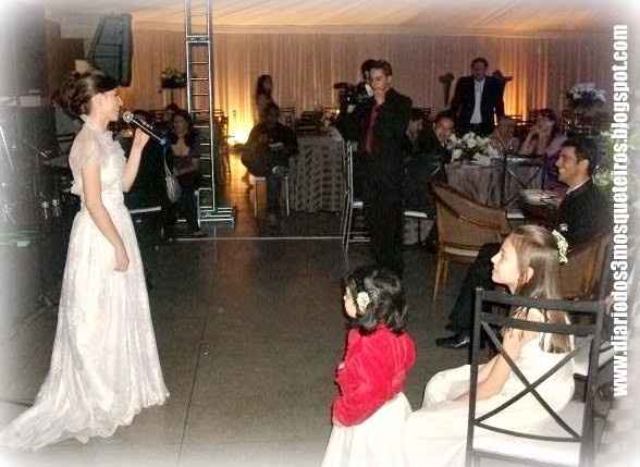 Noiva que canta e emociona quem a ouve!