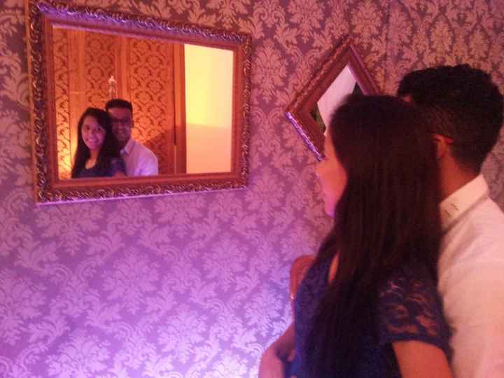 refletindo a mais bela mulher e logo atras o felizardo!