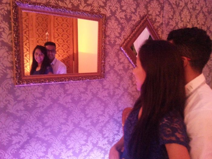 refletindo a mais bela mulher e logo atras o felizardo!