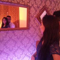 refletindo a mais bela mulher e logo atras o felizardo!