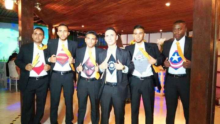 Os padrinhos e o noivo super heróis haha