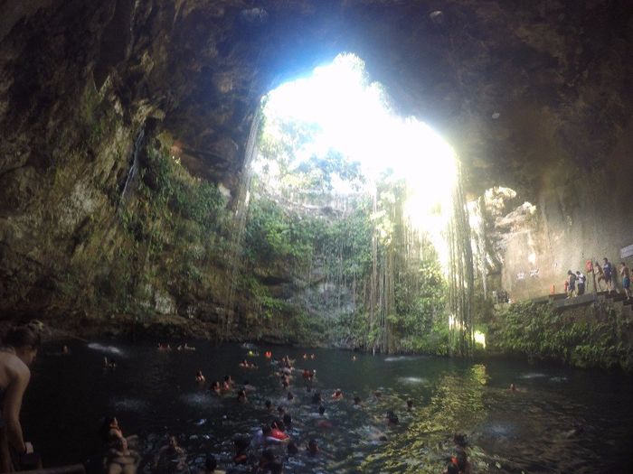 Cenote (nós pudemos nadar aí)