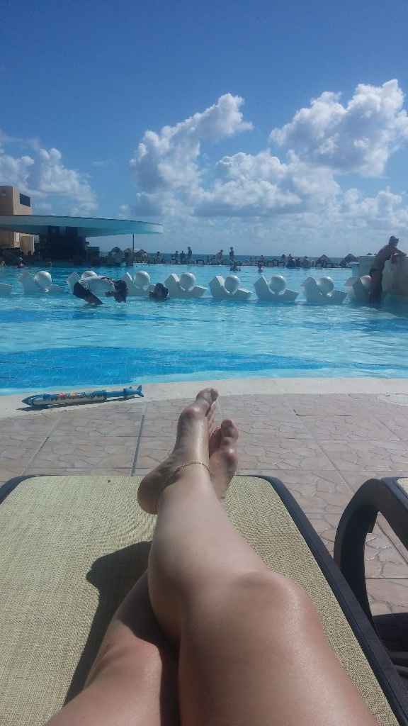 Vista da piscina e no fundinho o mar