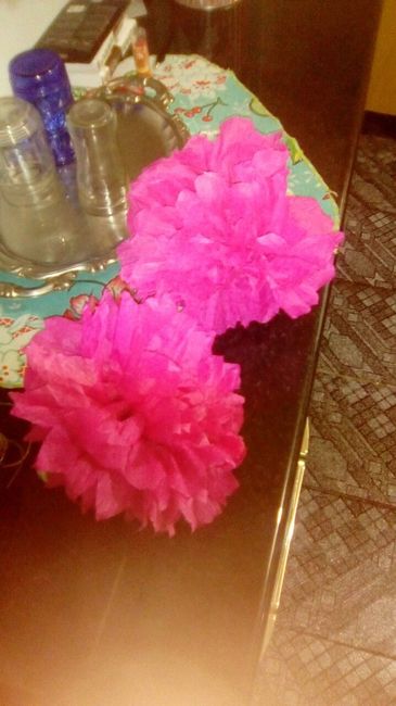 Flores em crepom que irei pendurar na parede para decorar.