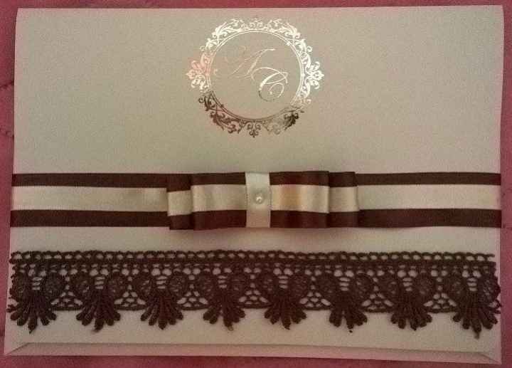 Frente do convite, com duplo laço chanel, a fita de guipir.