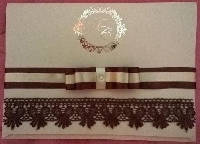 Frente do convite, com duplo laço chanel, a fita de guipir.